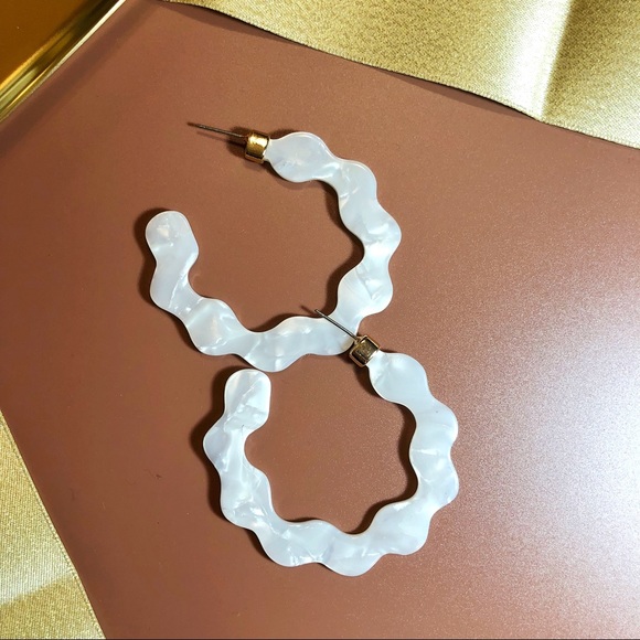 🌸BaubleBar Style White Tortoise Hoop Earrings - Picture 5 of 6